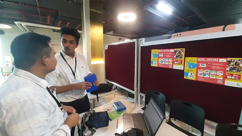 Kartik explaining to a visitor in Empower 2022