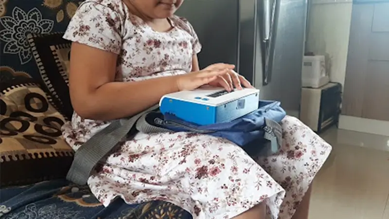 A child testing Hexis