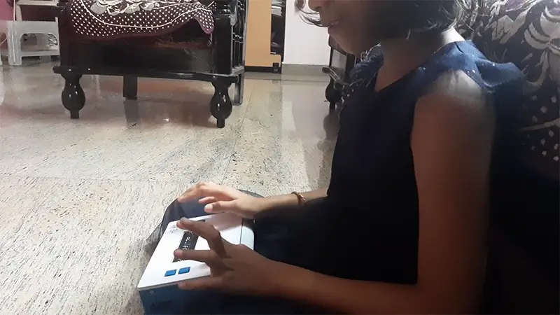 A child testing Hexis